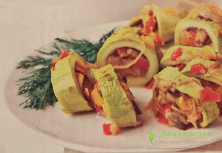 Кабачки, фаршированные свежими овощами.