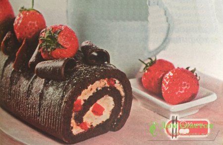 Шоколадный рулет с клубникой